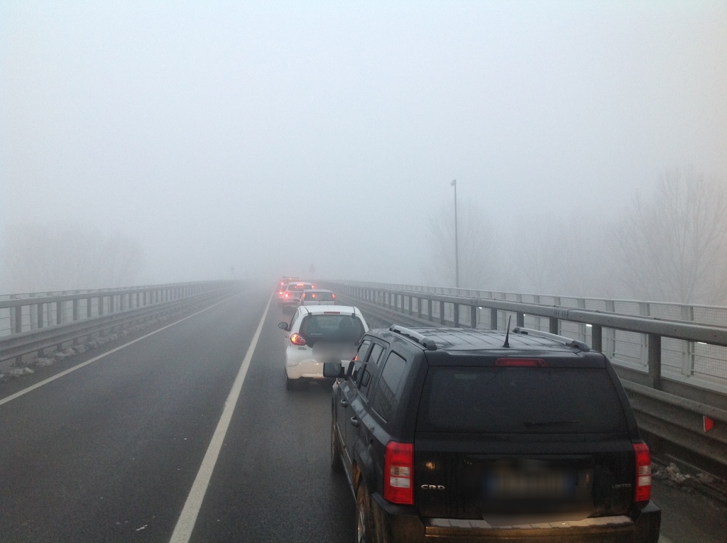 Coda sul ponte del Po nella nebbia