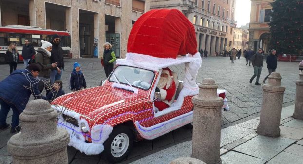 Babbo 4 Natale.L Auto Di Babbo Natale E Tornata E Attira Decine Di Curiosi In Piazza Cavalli Liberta Piacenza